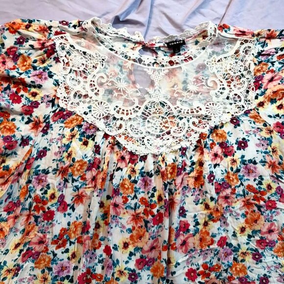 Torrid PLUS SIZE 6 Floral Chiffon Rayon Blouse with mesh and embroidered accents - Picture 2 of 13